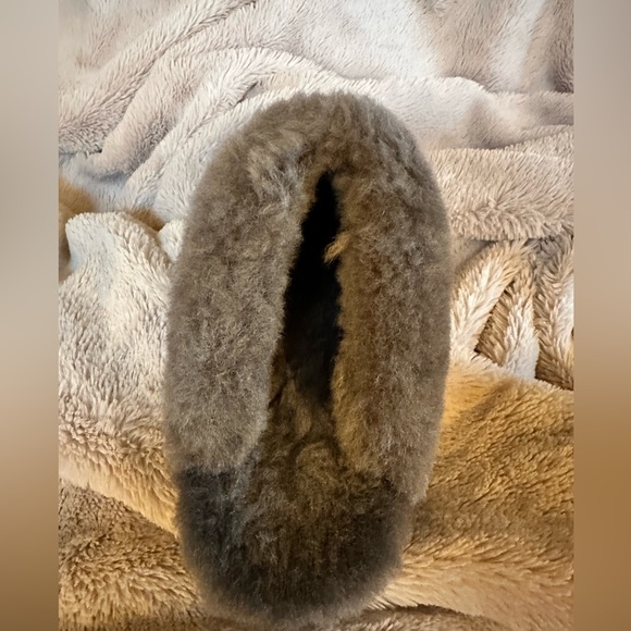 Ugg Slippers for MEN or WOMEN. Brand New. Grey, size 12 US. Never worn. - Picture 7 of 9